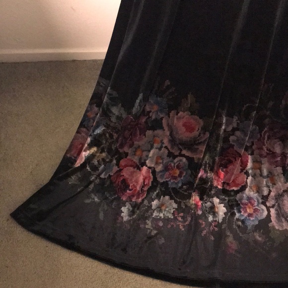 Velvet long sleeve floral maxi dress - Picture 5 of 8